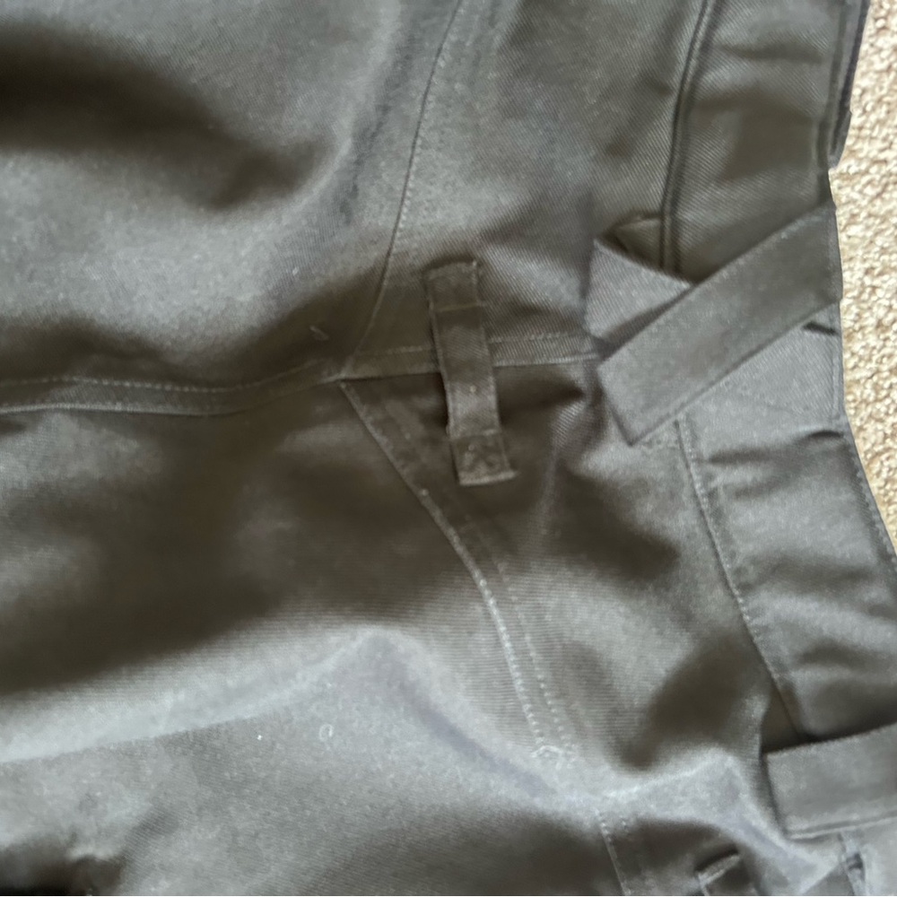 686 Black Snowboard Skiing Pants. Vents and cargo pockets. Waterproof and warm. - Picture 8 of 14
